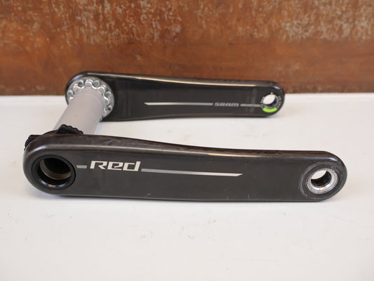 Kurbel von Sram, SRAM RED DUB CARBON KURBELARME E1 MY25 172.5 MM vor USEDBIKES-OB.DE Hintergrund