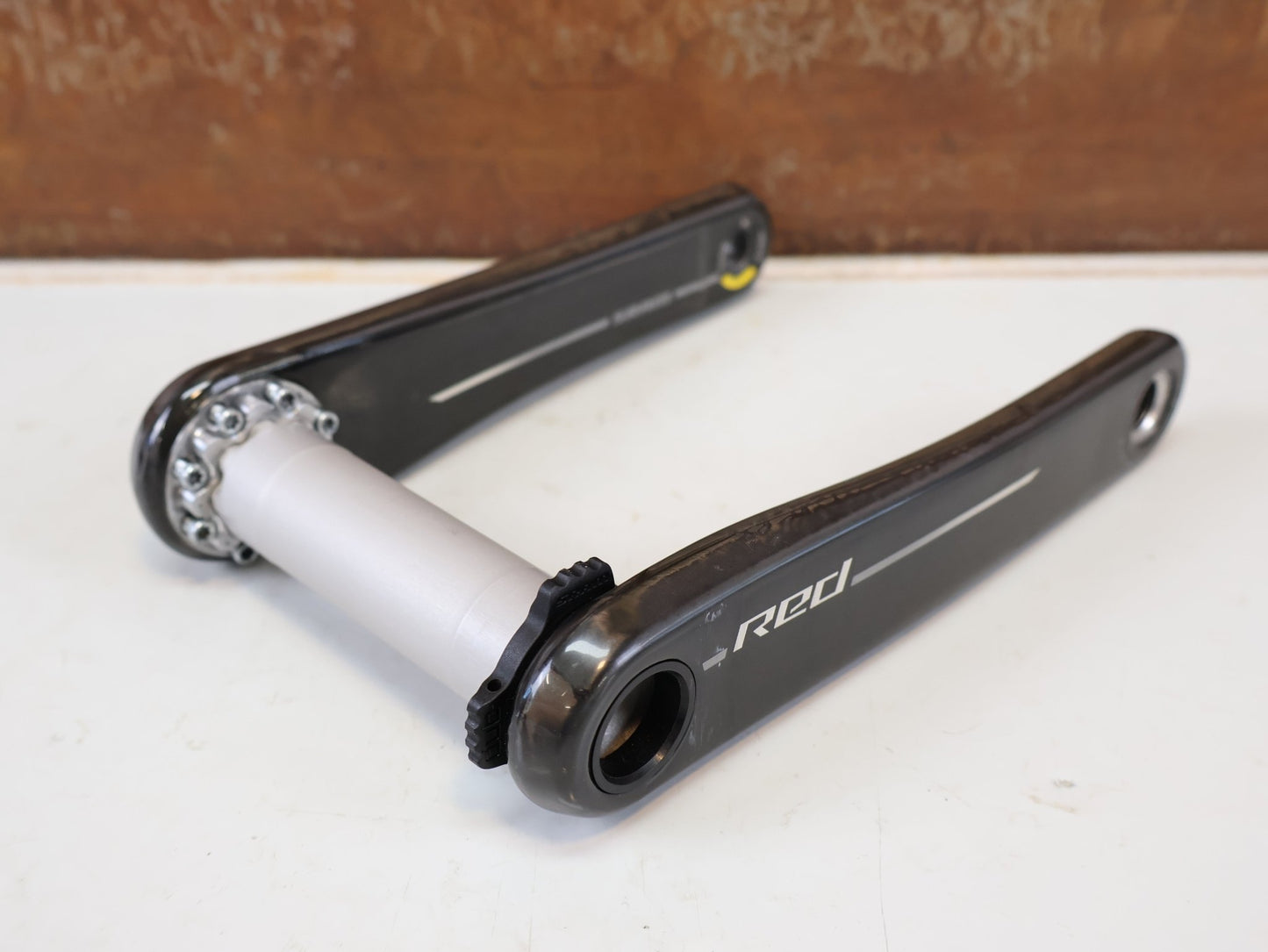 Kurbel von Sram, SRAM RED DUB KURBELARME E1 / 175MM / 8-BOLT / MODELL 2025 / 311G vor USEDBIKES-OB.DE Hintergrund