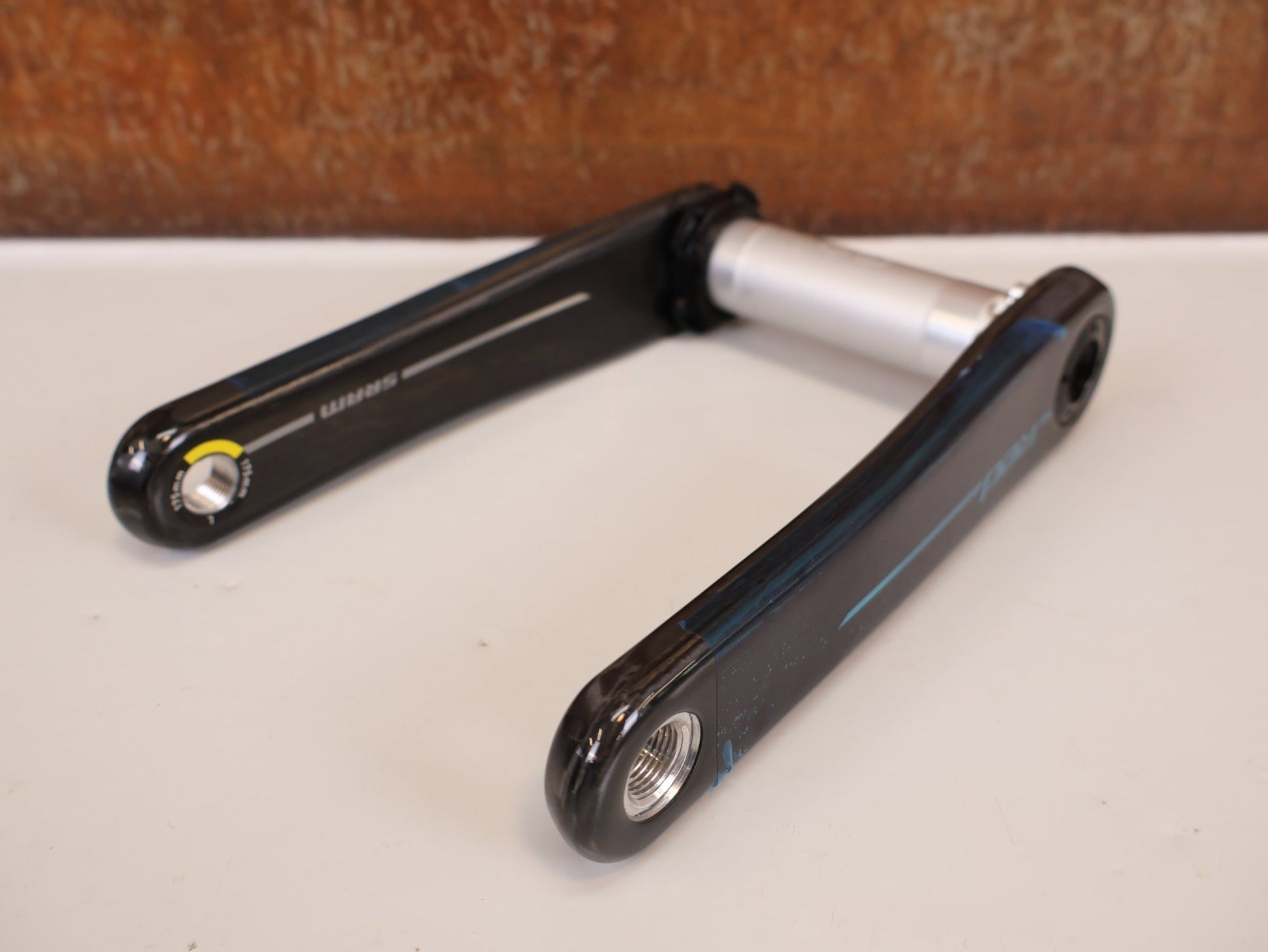 Kurbel von Sram, SRAM RED DUB KURBELARME E1 / 175MM / 8 - BOLT / MODELL 2025 / 311G vor USEDBIKES - OB.DE Hintergrund