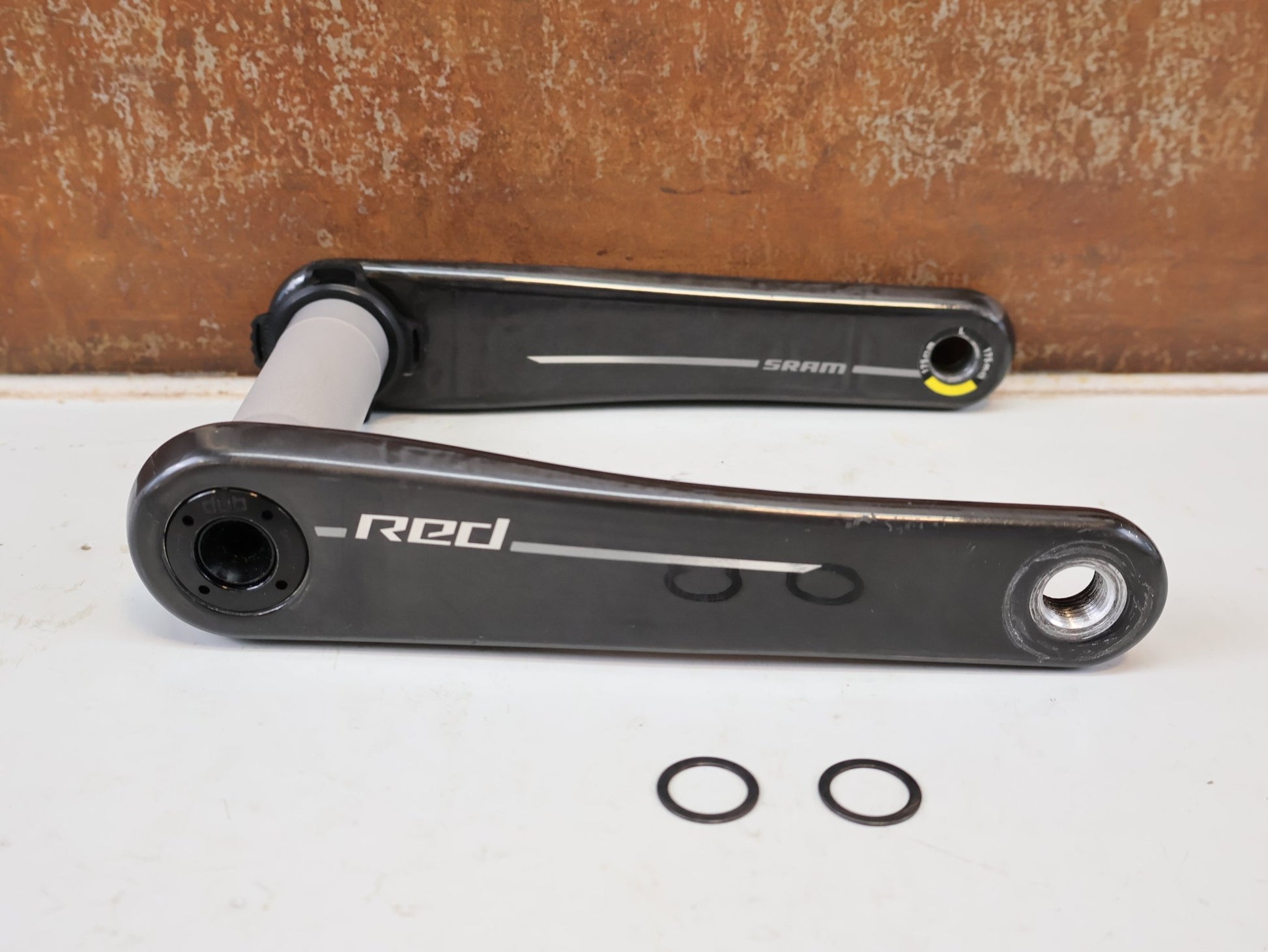 Kurbel von Sram, SRAM RED DUB KURBELARME E1 / 175MM / 8-BOLT / MODELL 2025 / 311G vor USEDBIKES-OB.DE Hintergrund