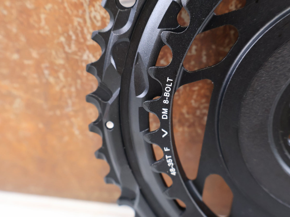 Kettenblatt von Sram, SRAM RED E1 AXS KETTENBLATTSATZ 48-35T DIRECT MOUNT 12-FACH vor USEDBIKES-OB.DE Hintergrund