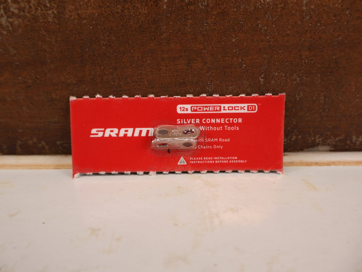 Kette von Sram, SRAM RED E1 Flattop Kette 12/13-fach Silber 118 Glieder (117+1) vor USEDBIKES-OB.DE Hintergrund