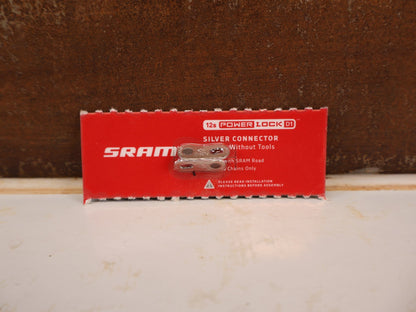 Kette von Sram, SRAM RED E1 Flattop Kette 12/13-fach Silber 118 Glieder (117+1) vor USEDBIKES-OB.DE Hintergrund