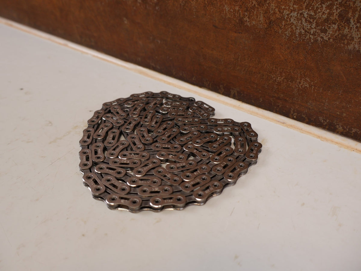Kette von Sram, SRAM RED E1 Flattop Kette 12/13-fach Silber 118 Glieder (117+1) vor USEDBIKES-OB.DE Hintergrund
