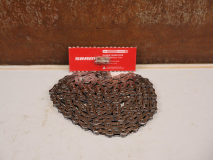 Kette von Sram, SRAM RED E1 Flattop Kette 12/13-fach Silber 118 Glieder (117+1) vor USEDBIKES-OB.DE Hintergrund