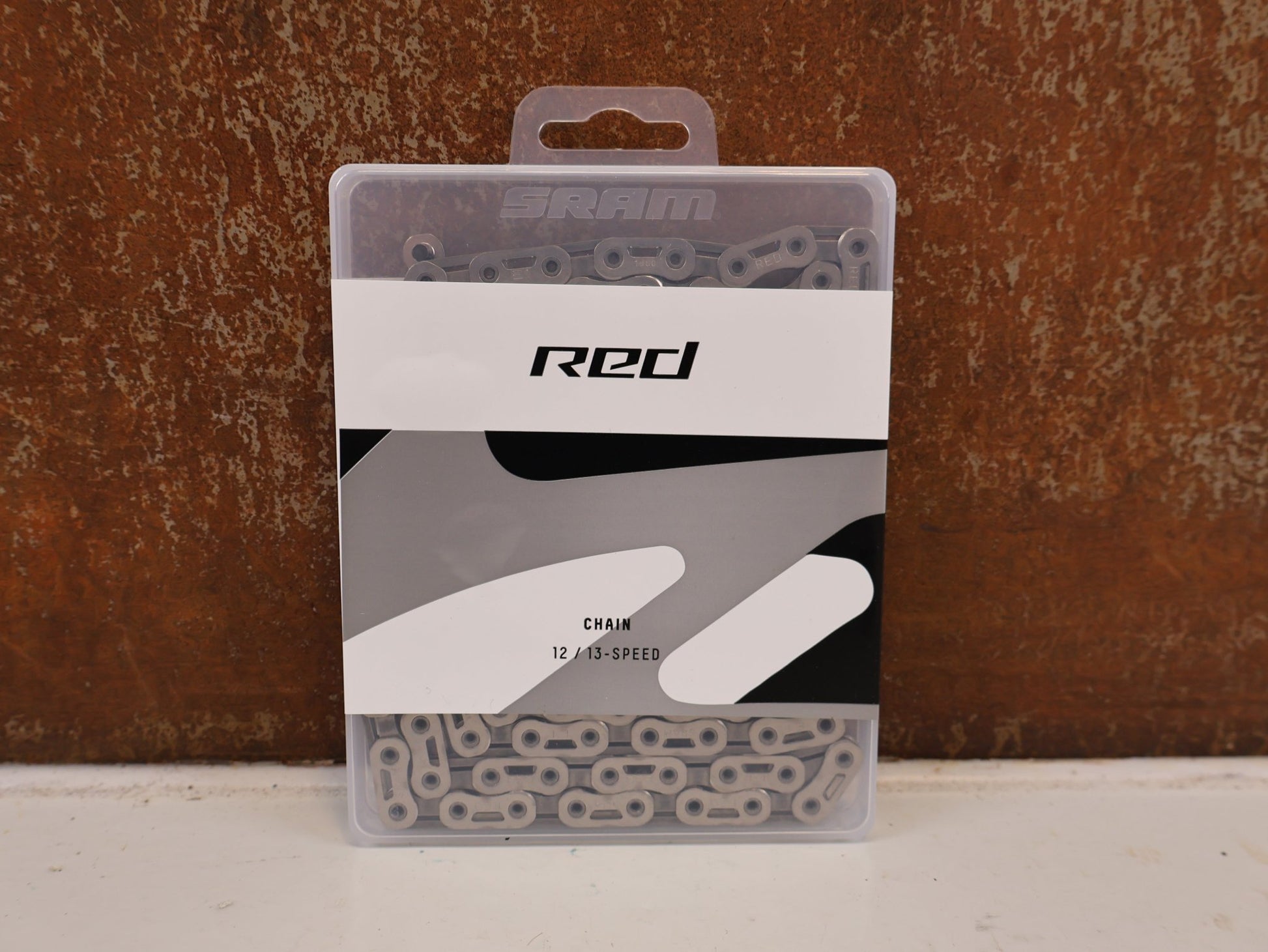 Kette von Sram, SRAM RED E1 KETTE FLATTOP 12 / 13 FACH SILBER 126 GL vor USEDBIKES-OB.DE Hintergrund