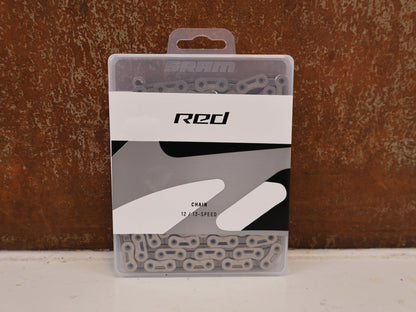 Kette von Sram, SRAM RED E1 KETTE FLATTOP 12 / 13 FACH SILBER 126 GL vor USEDBIKES-OB.DE Hintergrund
