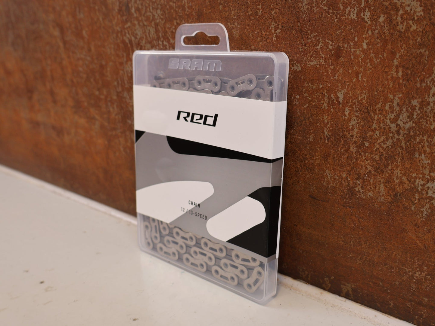 Kette von Sram, SRAM RED E1 KETTE FLATTOP 12 / 13 FACH SILBER 126 GL vor USEDBIKES-OB.DE Hintergrund