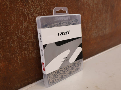 Kette von Sram, SRAM RED E1 KETTE FLATTOP 12 / 13 FACH SILBER 126 GL vor USEDBIKES-OB.DE Hintergrund