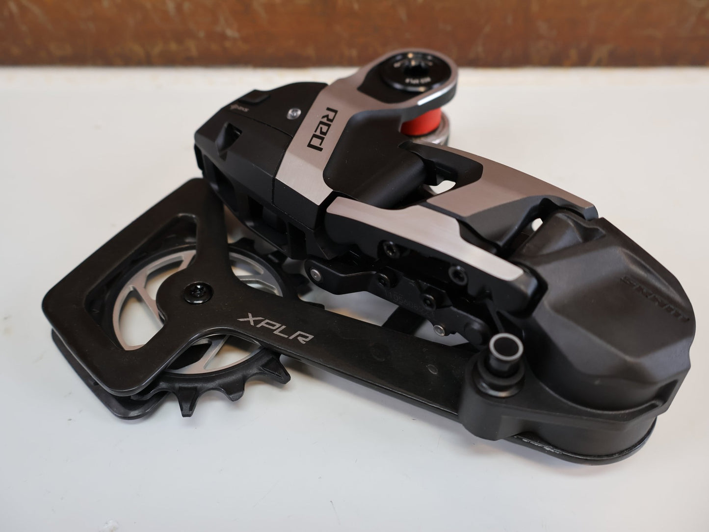 Schaltungsteile von Sram, SRAM RED E1 XPLR AXS SCHALTWERK / 1x13 - FACH / GRAVEL / UDH MOUNT vor USEDBIKES - OB.DE Hintergrund
