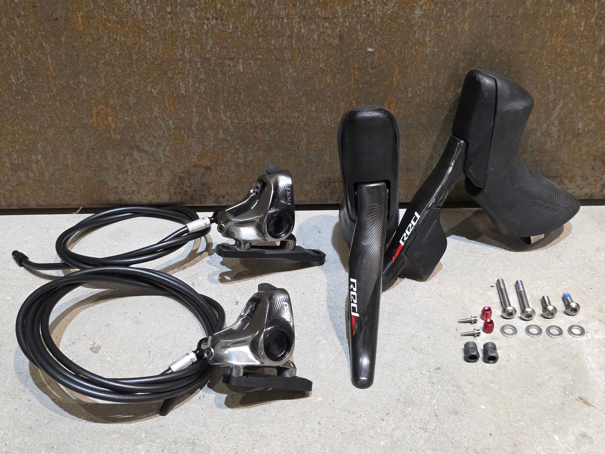 Brems - / Schalthebel von Sram, SRAM RED ETAP 11 FACH BREMS - / SCHALTHEBEL DISC vor USEDBIKES - OB.DE Hintergrund