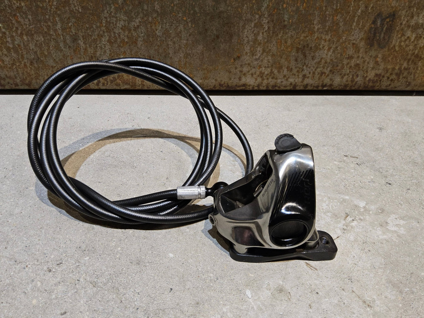 Brems - / Schalthebel von Sram, SRAM RED ETAP 11 FACH BREMS - / SCHALTHEBEL DISC vor USEDBIKES - OB.DE Hintergrund