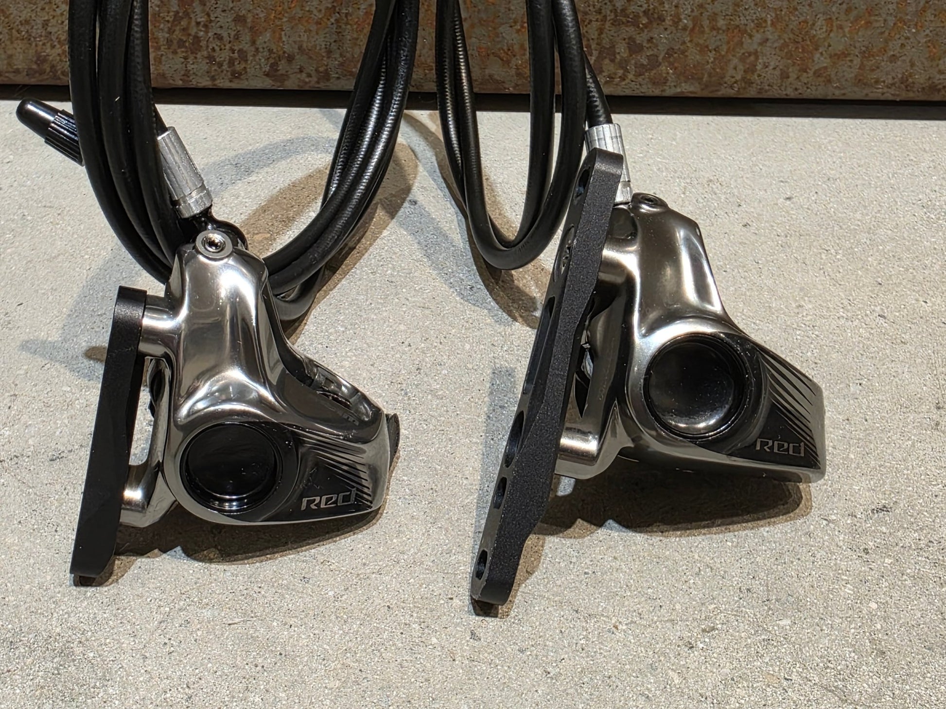 Brems - / Schalthebel von Sram, SRAM RED ETAP 11 FACH BREMS - / SCHALTHEBEL DISC vor USEDBIKES - OB.DE Hintergrund
