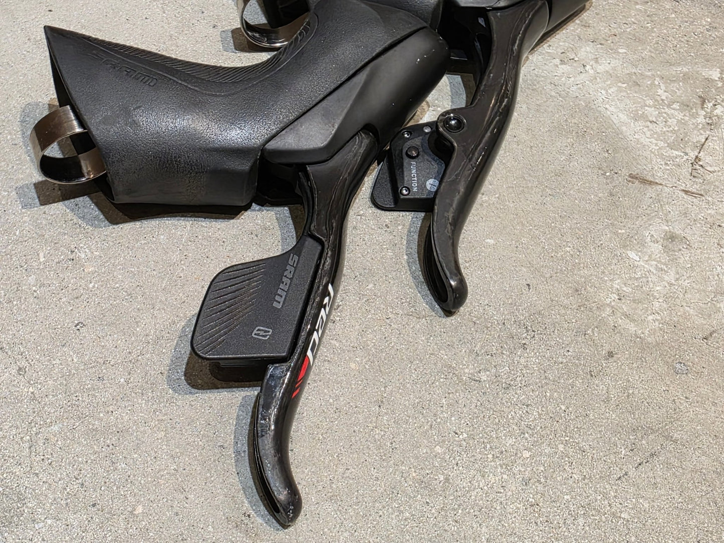 Brems - / Schalthebel von Sram, SRAM RED ETAP 11 FACH BREMS - / SCHALTHEBEL DISC vor USEDBIKES - OB.DE Hintergrund