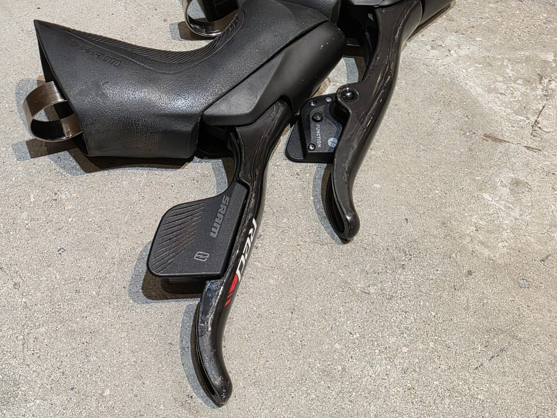 Brems - / Schalthebel von Sram, SRAM RED ETAP 11 FACH BREMS - / SCHALTHEBEL DISC vor USEDBIKES - OB.DE Hintergrund