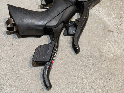 Brems - / Schalthebel von Sram, SRAM RED ETAP 11 FACH BREMS - / SCHALTHEBEL DISC vor USEDBIKES - OB.DE Hintergrund