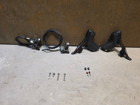 Brems - / Schalthebel von Sram, SRAM RED ETAP 11 FACH BREMS - / SCHALTHEBEL DISC vor USEDBIKES - OB.DE Hintergrund