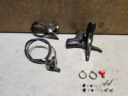 Brems - / Schalthebel von Sram, SRAM RED ETAP 11 FACH BREMS - / SCHALTHEBEL DISC vor USEDBIKES - OB.DE Hintergrund