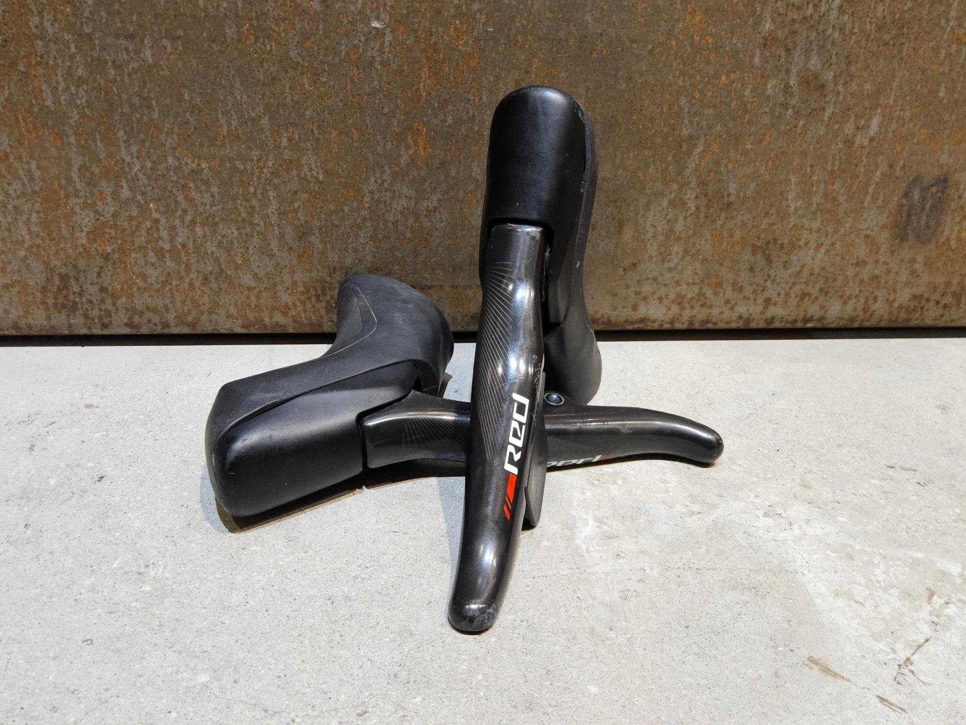 Brems - / Schalthebel von Sram, SRAM RED ETAP 11 FACH BREMS - / SCHALTHEBEL DISC vor USEDBIKES - OB.DE Hintergrund