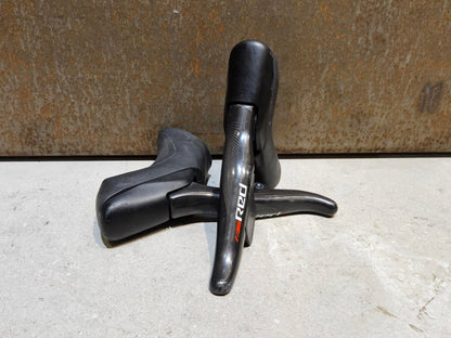 Brems - / Schalthebel von Sram, SRAM RED ETAP 11 FACH BREMS - / SCHALTHEBEL DISC vor USEDBIKES - OB.DE Hintergrund