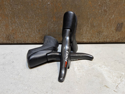 Brems - / Schalthebel von Sram, SRAM RED ETAP 11 FACH BREMS - / SCHALTHEBEL DISC vor USEDBIKES - OB.DE Hintergrund