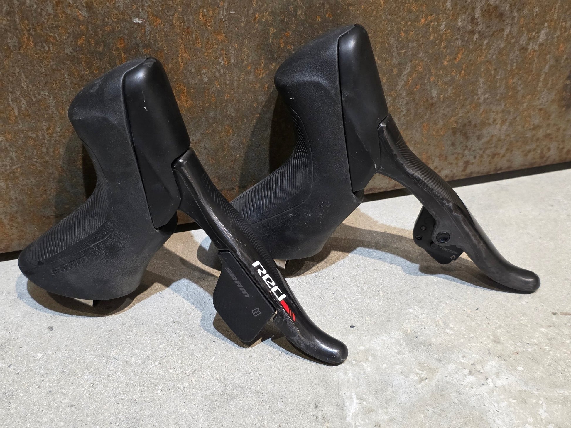 Brems - / Schalthebel von Sram, SRAM RED ETAP 11 FACH BREMS - / SCHALTHEBEL DISC vor USEDBIKES - OB.DE Hintergrund