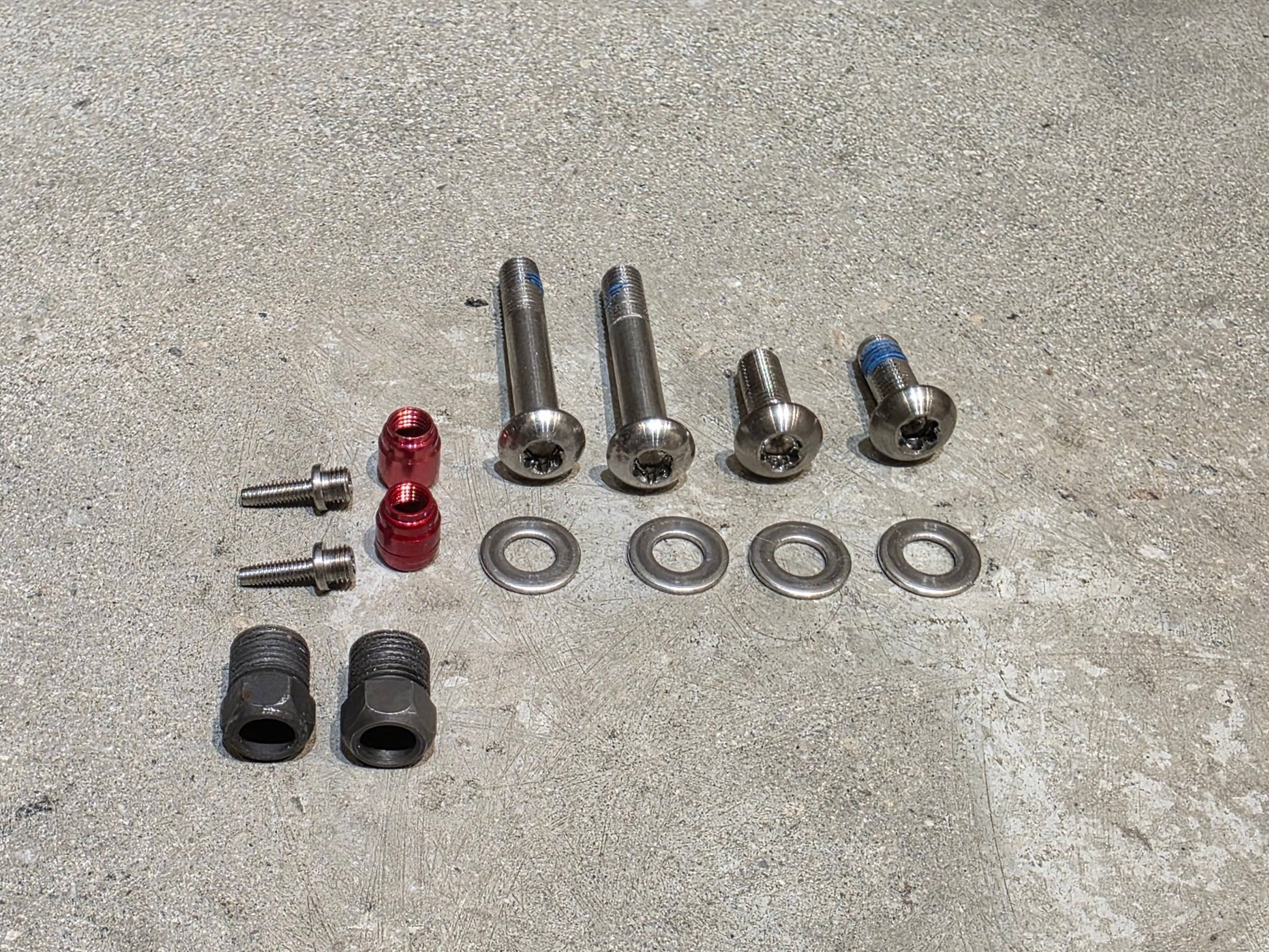 Brems - / Schalthebel von Sram, SRAM RED ETAP 11 FACH BREMS - / SCHALTHEBEL DISC vor USEDBIKES - OB.DE Hintergrund