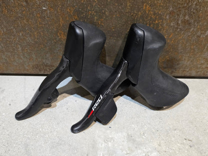 Brems - / Schalthebel von Sram, SRAM RED ETAP 11 FACH BREMS - / SCHALTHEBEL DISC vor USEDBIKES - OB.DE Hintergrund