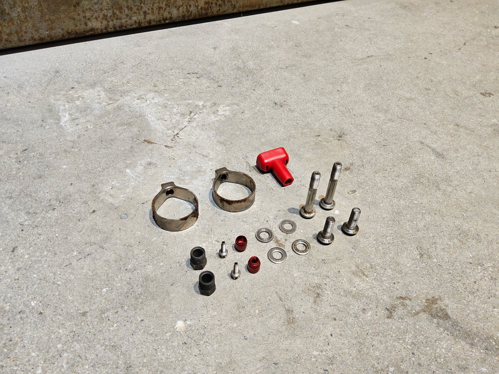 Brems - / Schalthebel von Sram, SRAM RED ETAP 11 FACH BREMS - / SCHALTHEBEL DISC vor USEDBIKES - OB.DE Hintergrund
