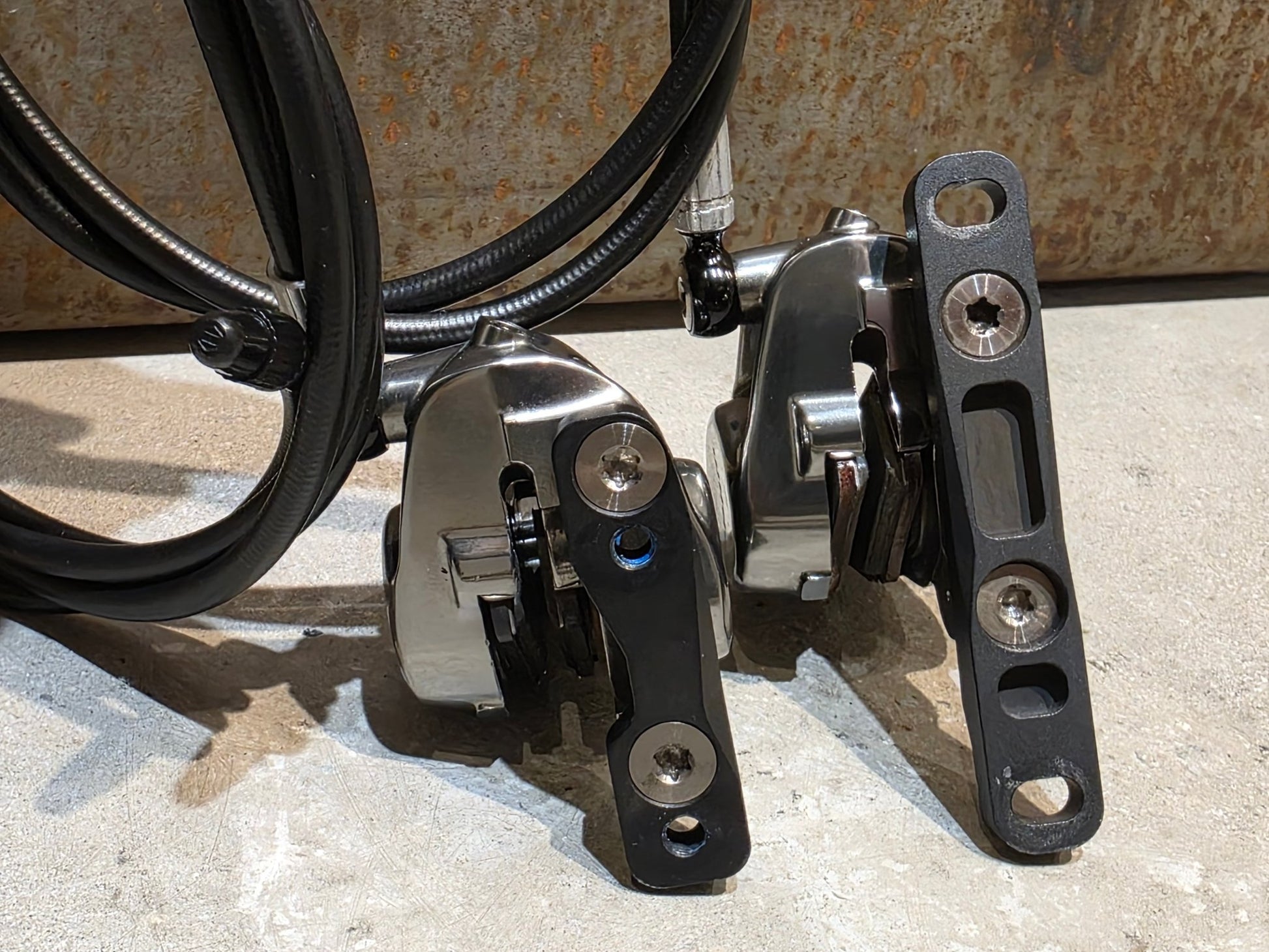Brems - / Schalthebel von Sram, SRAM RED ETAP 11 FACH BREMS - / SCHALTHEBEL DISC vor USEDBIKES - OB.DE Hintergrund