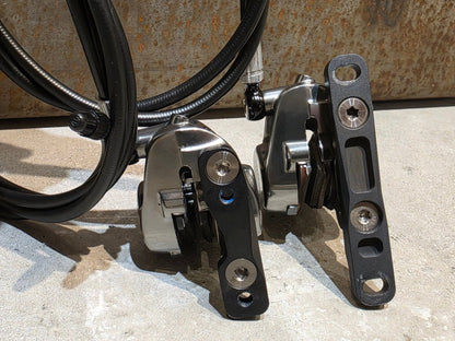 Brems - / Schalthebel von Sram, SRAM RED ETAP 11 FACH BREMS - / SCHALTHEBEL DISC vor USEDBIKES - OB.DE Hintergrund