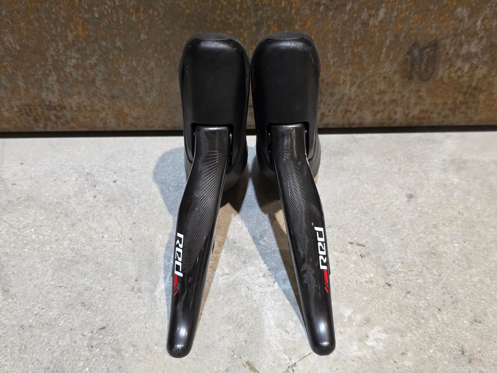 Brems - / Schalthebel von Sram, SRAM RED ETAP 11 FACH BREMS - / SCHALTHEBEL DISC vor USEDBIKES - OB.DE Hintergrund