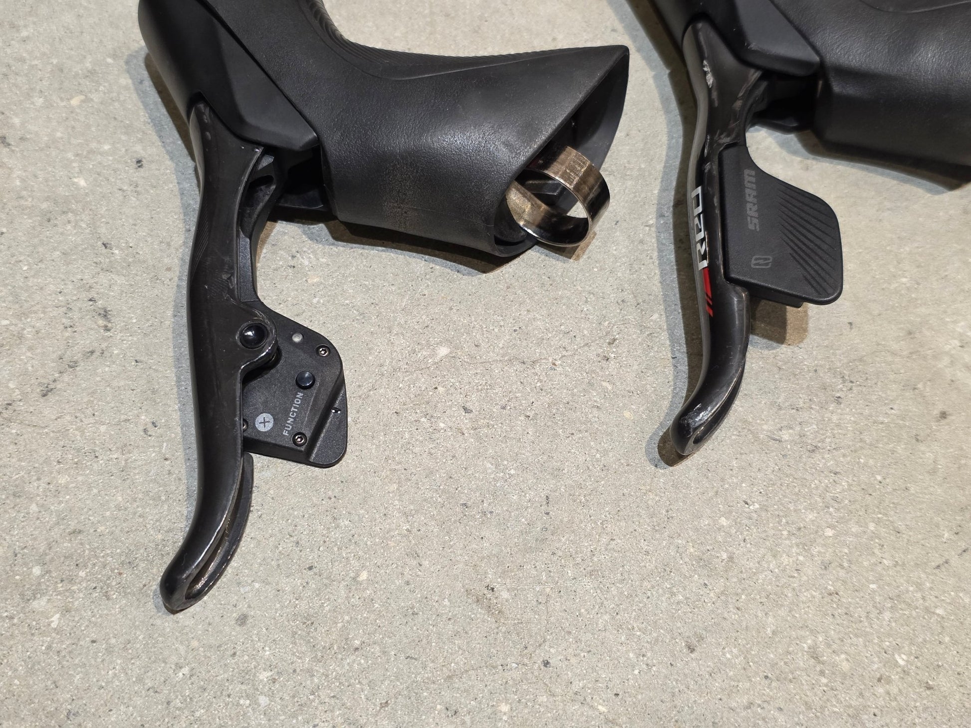 Brems - / Schalthebel von Sram, SRAM RED ETAP 11 FACH BREMS - / SCHALTHEBEL DISC vor USEDBIKES - OB.DE Hintergrund