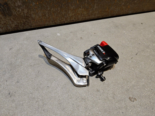 Schaltungsteile von Sram, SRAM RED ETAP 11 FACH UMWERFER vor USEDBIKES - OB.DE Hintergrund