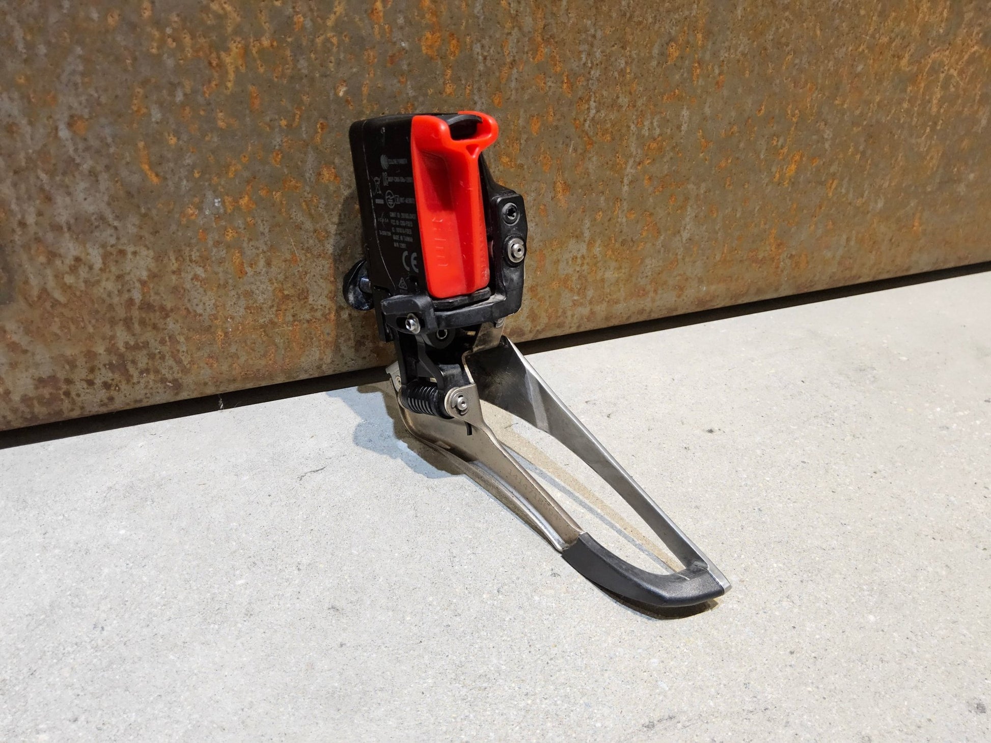 Schaltungsteile von Sram, SRAM RED ETAP 11 FACH UMWERFER vor USEDBIKES - OB.DE Hintergrund