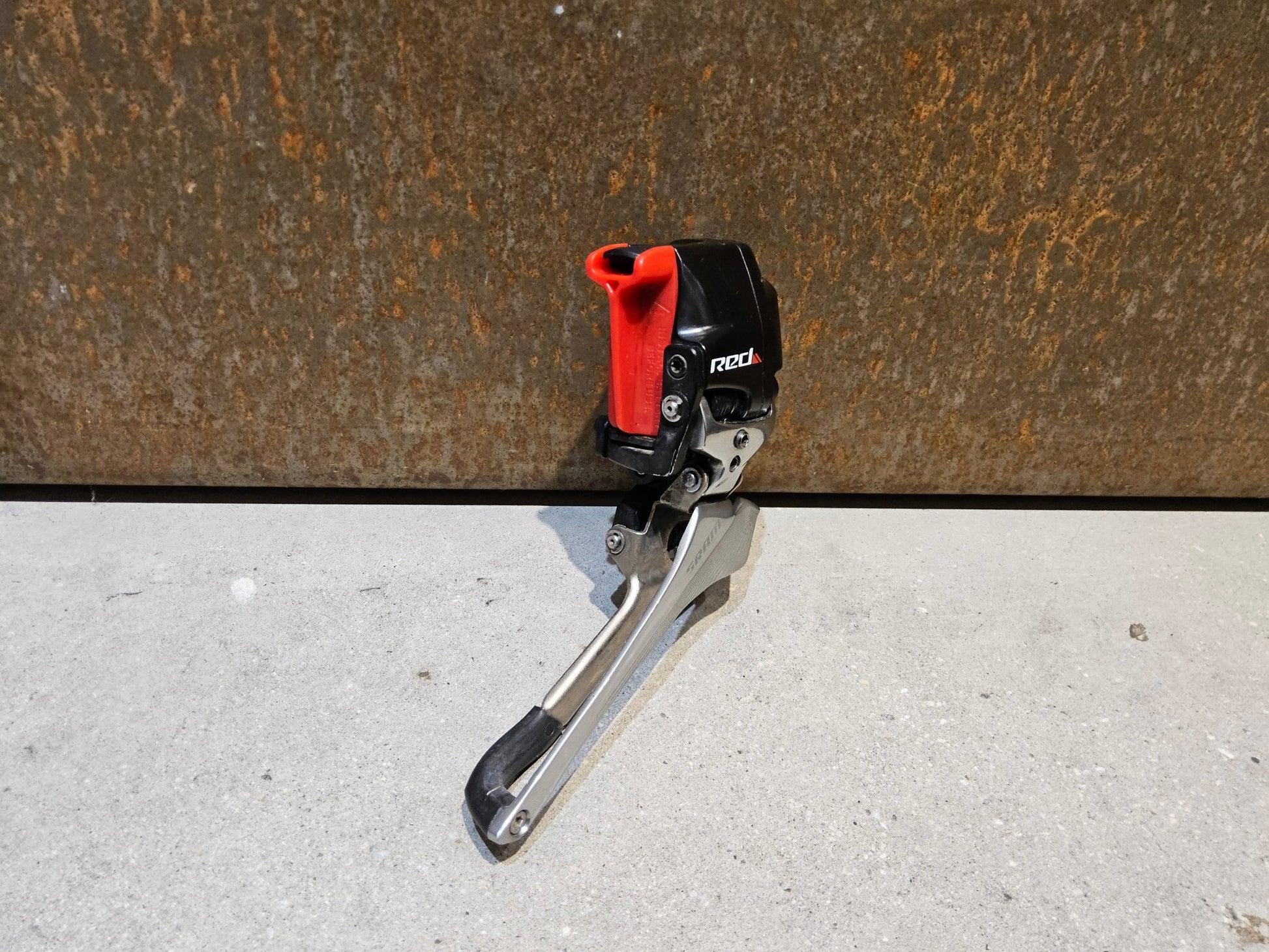 Schaltungsteile von Sram, SRAM RED ETAP 11 FACH UMWERFER vor USEDBIKES - OB.DE Hintergrund