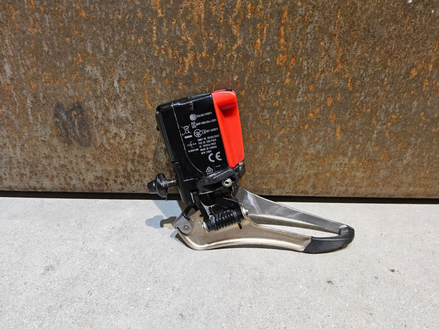 Schaltungsteile von Sram, SRAM RED ETAP 11 FACH UMWERFER vor USEDBIKES - OB.DE Hintergrund