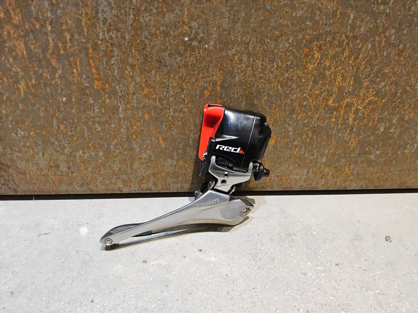 Schaltungsteile von Sram, SRAM RED ETAP 11 FACH UMWERFER vor USEDBIKES - OB.DE Hintergrund