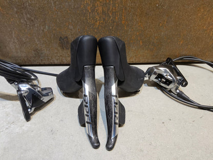 Brems - / Schalthebel von Sram, SRAM RED ETAP AXS BREMS - / SCHALTHEBEL DISC / SET vor USEDBIKES - OB.DE Hintergrund