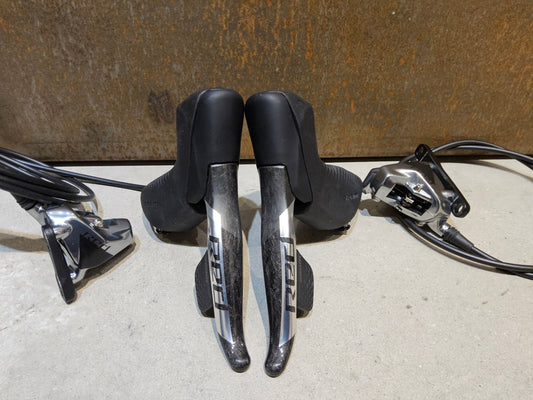 Brems - / Schalthebel von Sram, SRAM RED ETAP AXS BREMS - / SCHALTHEBEL DISC / SET vor USEDBIKES - OB.DE Hintergrund