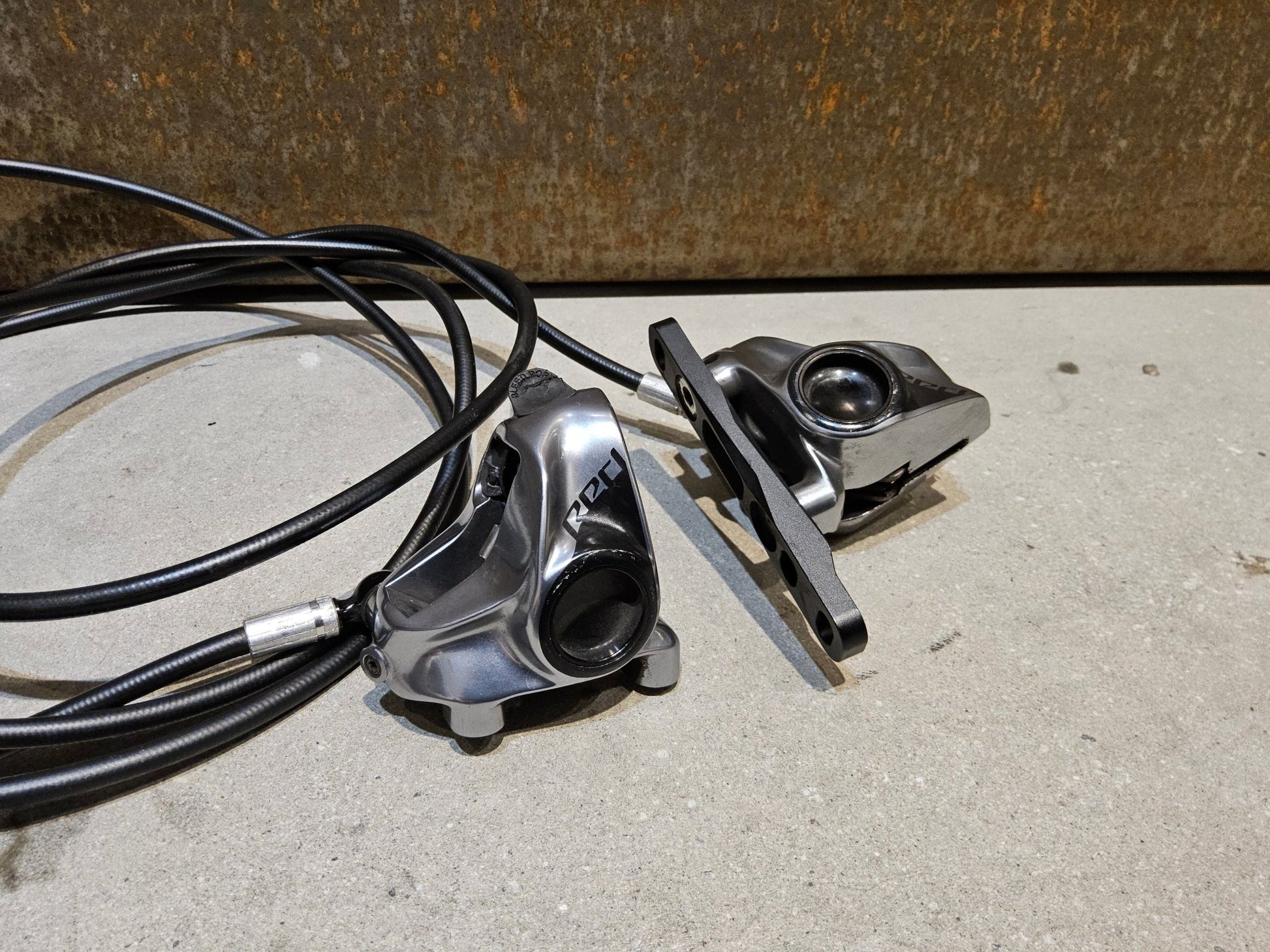 Brems - / Schalthebel von Sram, SRAM RED ETAP AXS BREMS - / SCHALTHEBEL DISC / SET vor USEDBIKES - OB.DE Hintergrund