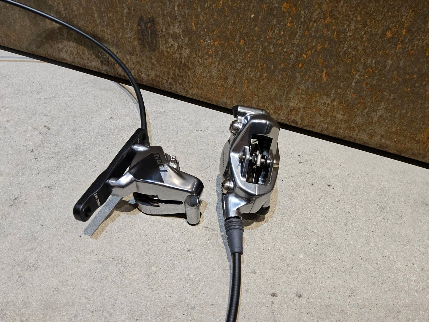 Brems - / Schalthebel von Sram, SRAM RED ETAP AXS BREMS - / SCHALTHEBEL DISC / SET vor USEDBIKES - OB.DE Hintergrund