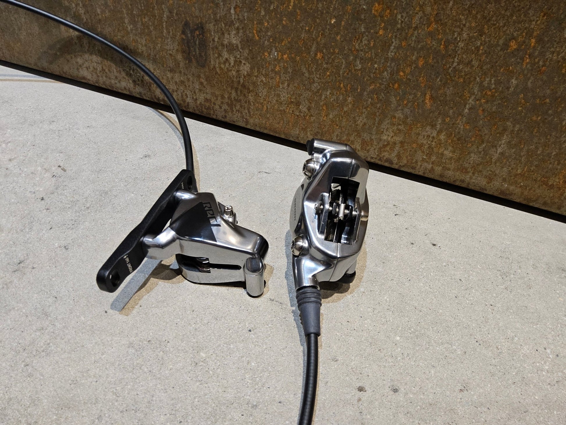 Brems - / Schalthebel von Sram, SRAM RED ETAP AXS BREMS - / SCHALTHEBEL DISC / SET vor USEDBIKES - OB.DE Hintergrund