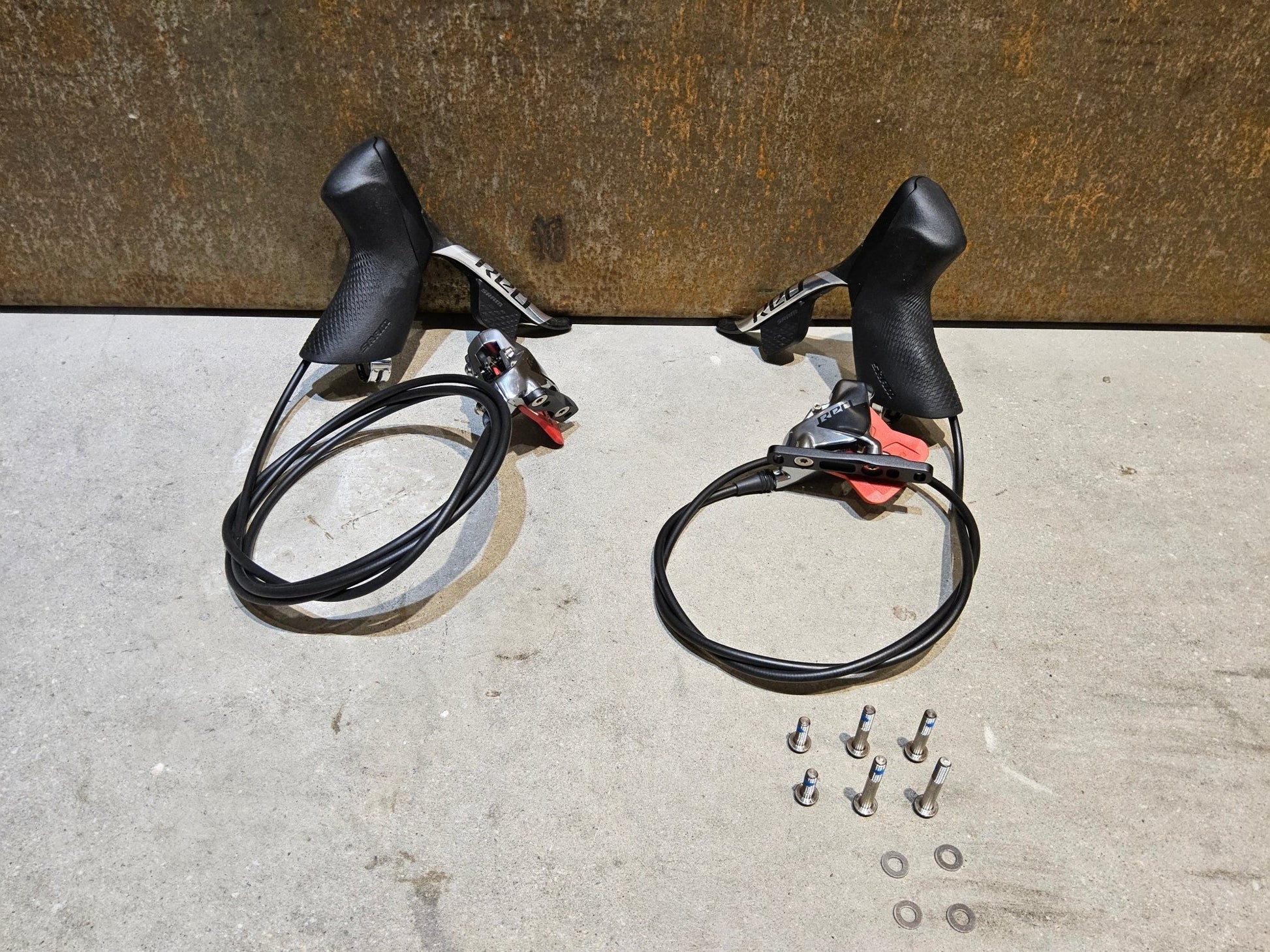 Brems - / Schalthebel von Sram, SRAM RED ETAP AXS BREMS - / SCHALTHEBEL DISC / SET vor USEDBIKES - OB.DE Hintergrund