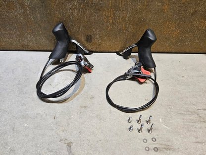 Brems - / Schalthebel von Sram, SRAM RED ETAP AXS BREMS - / SCHALTHEBEL DISC / SET vor USEDBIKES - OB.DE Hintergrund