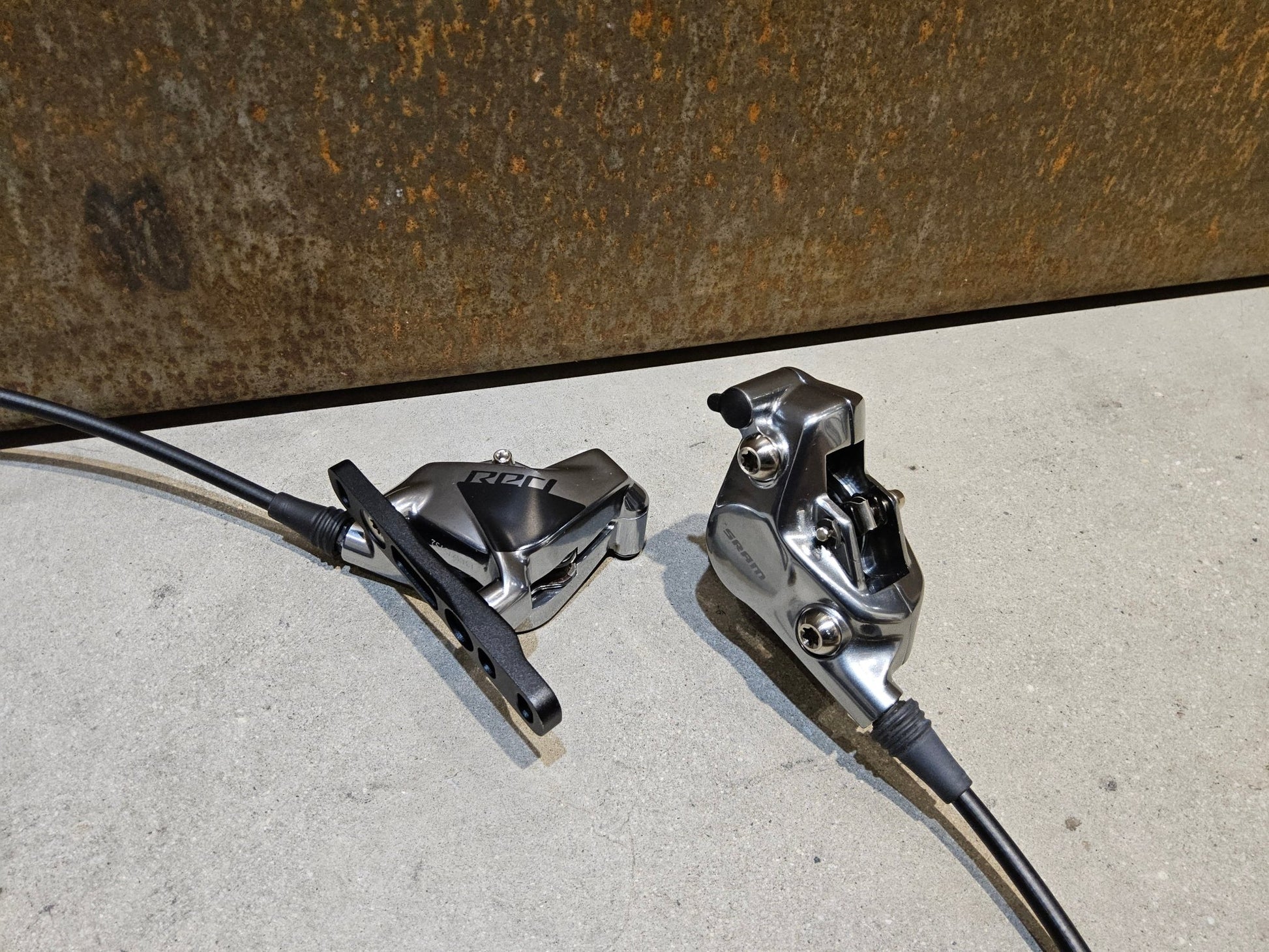 Brems - / Schalthebel von Sram, SRAM RED ETAP AXS BREMS - / SCHALTHEBEL DISC / SET vor USEDBIKES - OB.DE Hintergrund