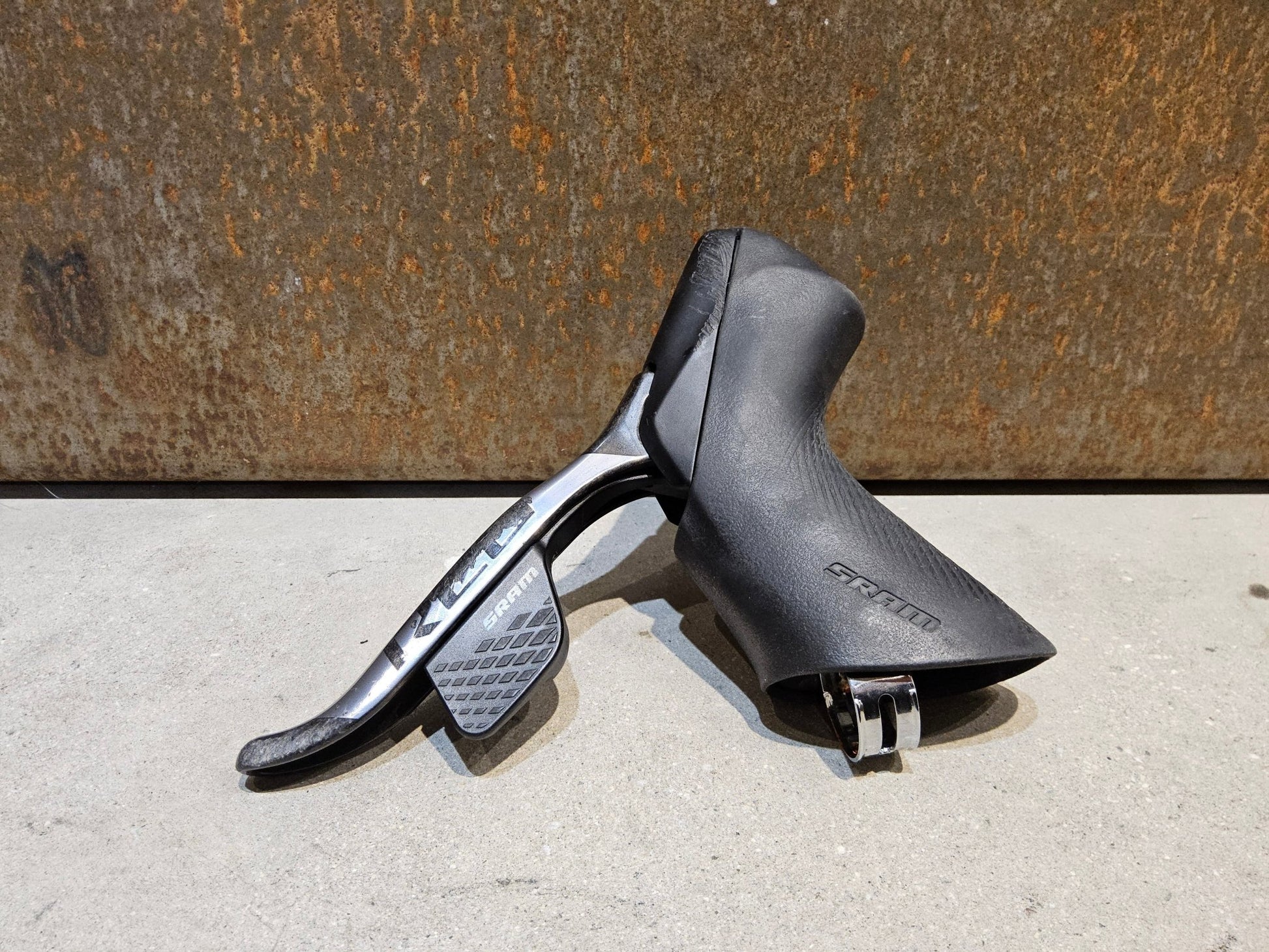 Brems - / Schalthebel von Sram, SRAM RED ETAP AXS BREMS - / SCHALTHEBEL DISC / SET vor USEDBIKES - OB.DE Hintergrund