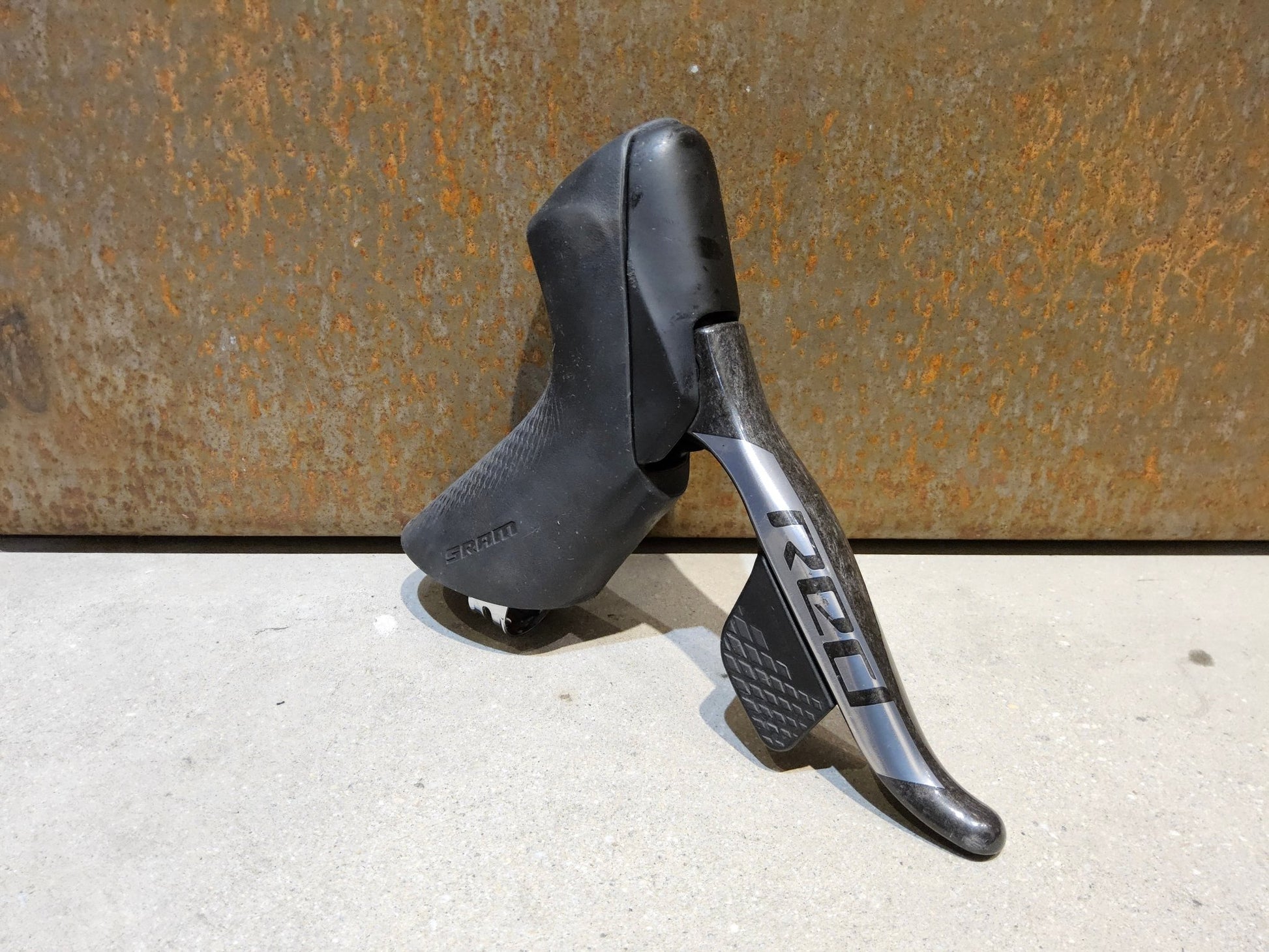 Brems - / Schalthebel von Sram, SRAM RED ETAP AXS BREMS - / SCHALTHEBEL DISC / SET vor USEDBIKES - OB.DE Hintergrund