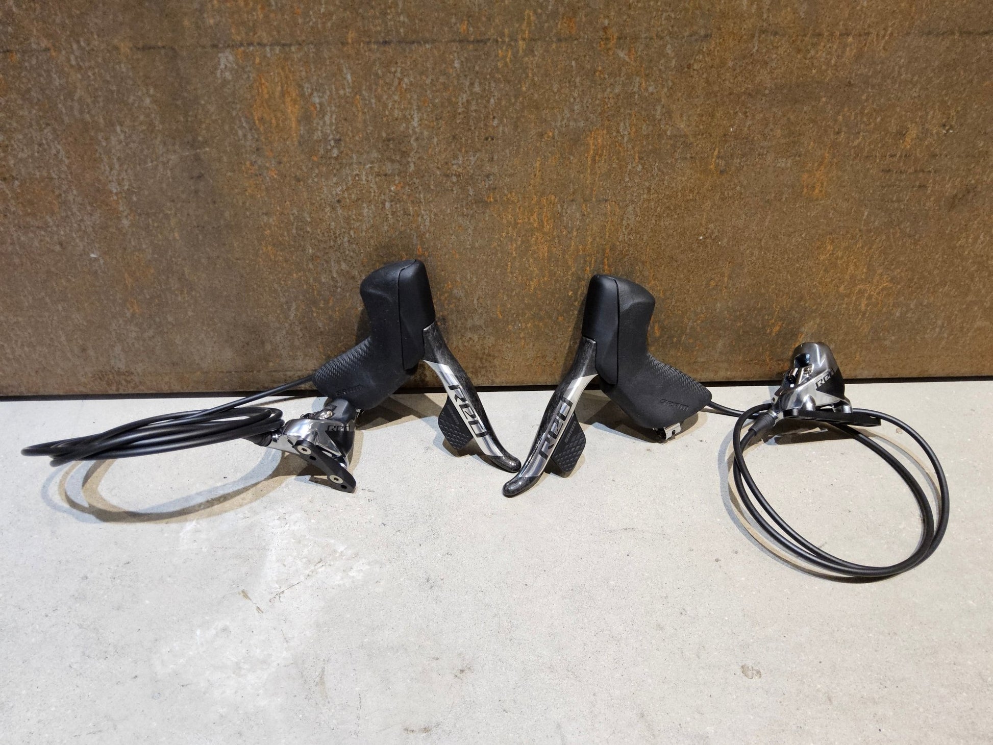 Brems - / Schalthebel von Sram, SRAM RED ETAP AXS BREMS - / SCHALTHEBEL DISC / SET vor USEDBIKES - OB.DE Hintergrund