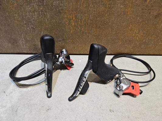 Brems - / Schalthebel von Sram, SRAM RED ETAP AXS BREMS - / SCHALTHEBEL DISC / SET vor USEDBIKES - OB.DE Hintergrund